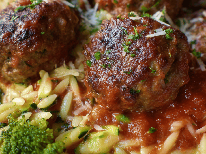 Almôndegas com orzo