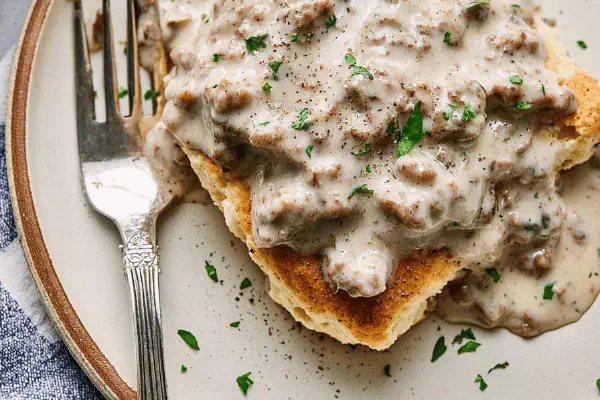 Biscuits com molho de linguiça