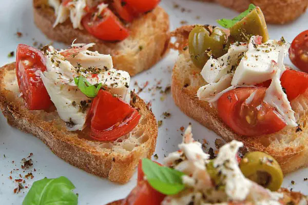 Bruschetta de Caranguejo com Tomate