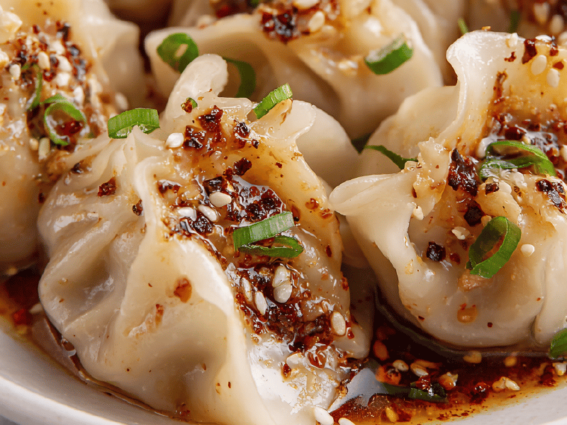 Dumplings de Porco com Molho de Amendoim