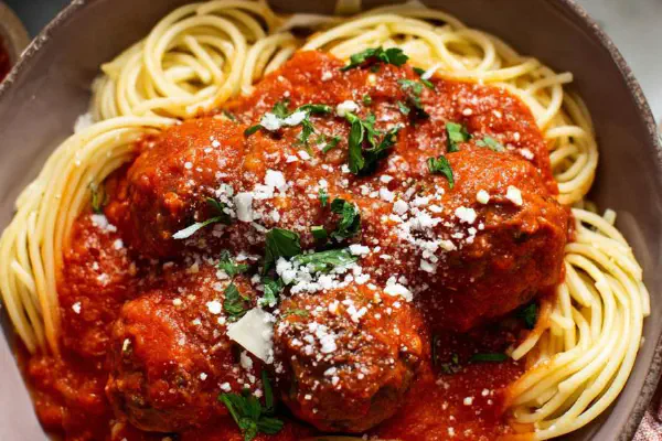 Espaguete com Almôndegas Cremosas