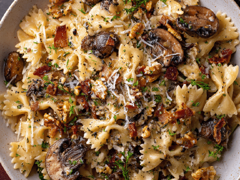 Farfalles com cogumelos e pancetta crocante