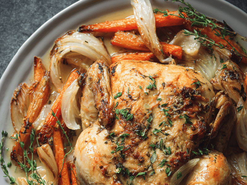 Frango assado com vinho branco e tomilho