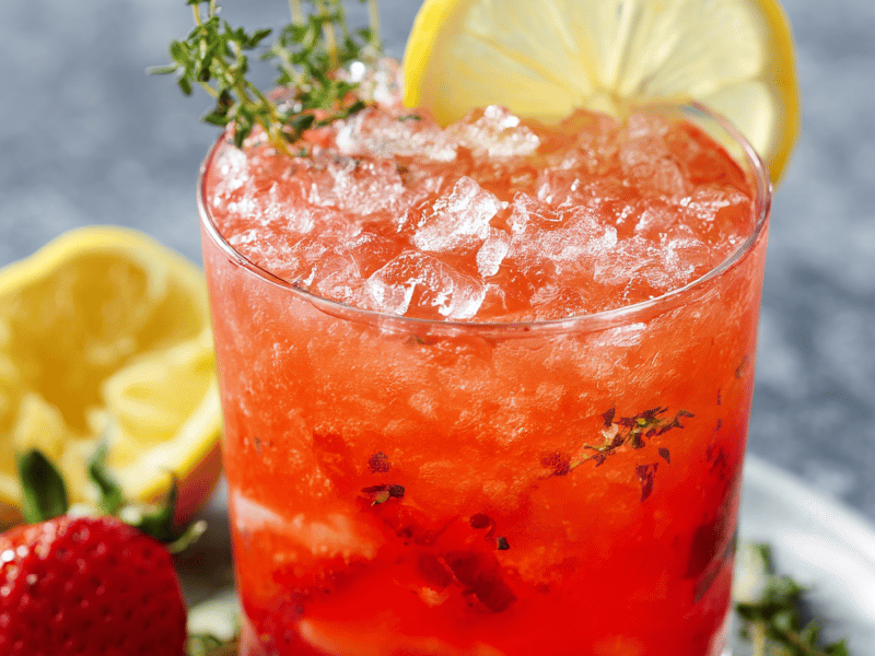Gin Smash de Morango com Tomilho