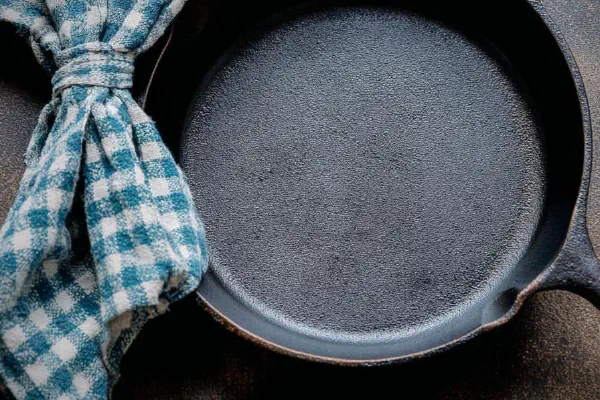 Limpeza de Frigideira Ferro Fundido