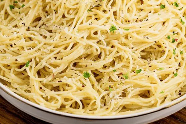 Macarrão com parmesão e alho