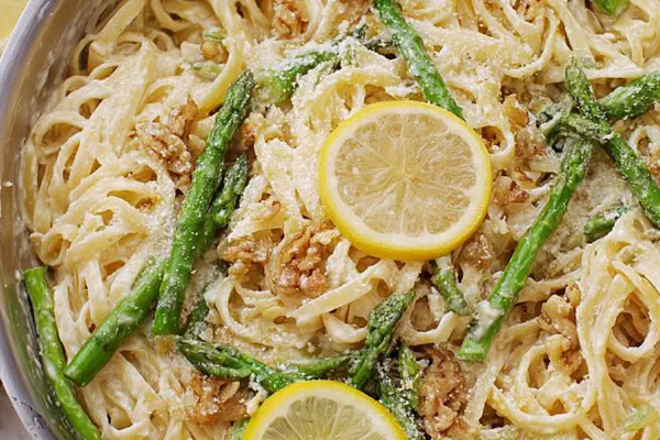 Massa cremosa com limão e aspargos