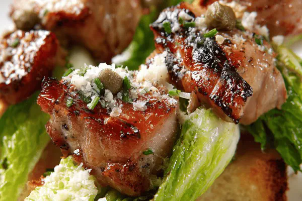 Mini Espetinhos Frango César