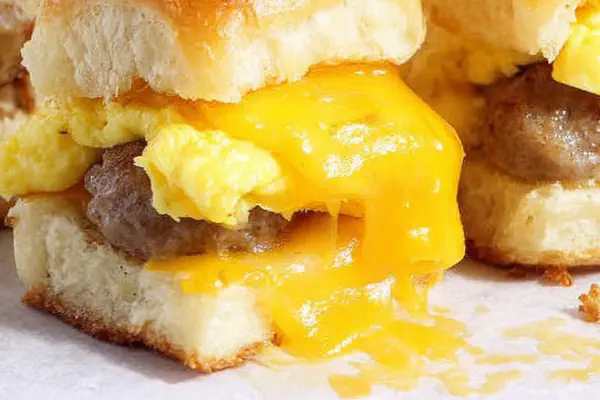 Mini sanduíches de salsicha e ovo