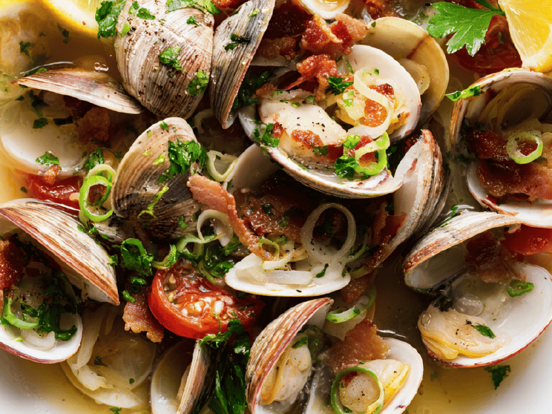 Palourdes ao vinho branco com tomate e funcho