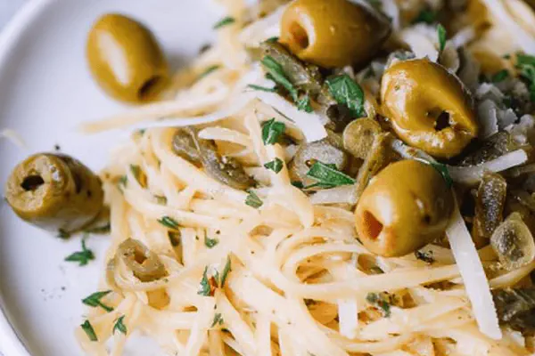 Pasta com Azeitonas Verde e Ervas
