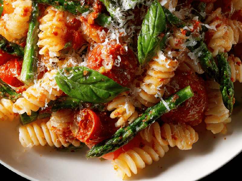 Pasta com pimentões assados e aspargos