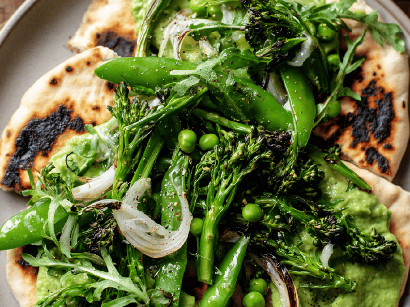 Pita crocante com vegetais verdes