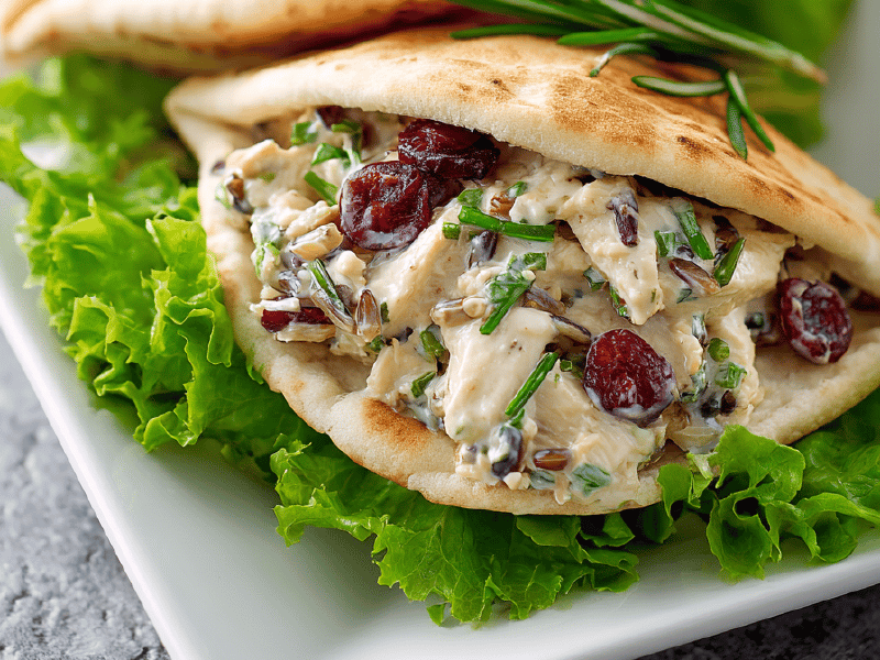 Pitas com Salada de Frango e Arroz Selvagem