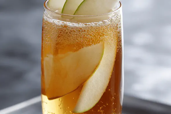 Bloody Caesar com limão e coentro