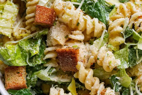 Salada Caesar com Macarrão