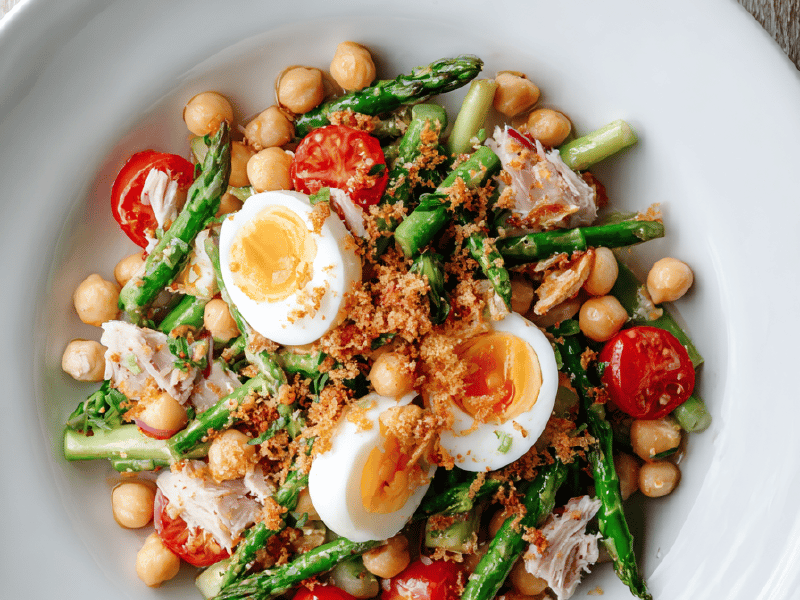 Salada crocante com aspargos e atum