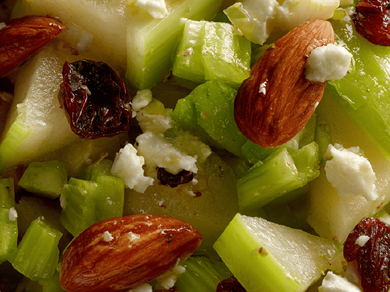 Salada de aipo e ricota com damasco