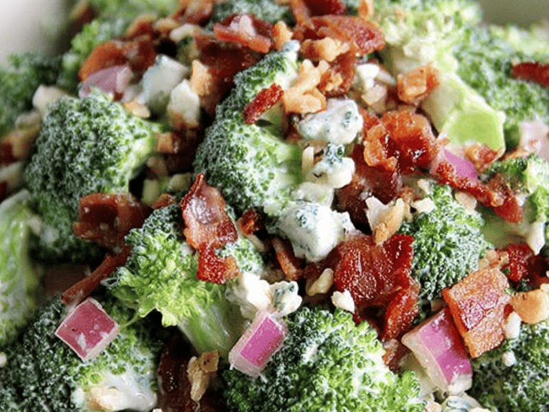 Salada de Brócolis com Bacon e Gorgonzola