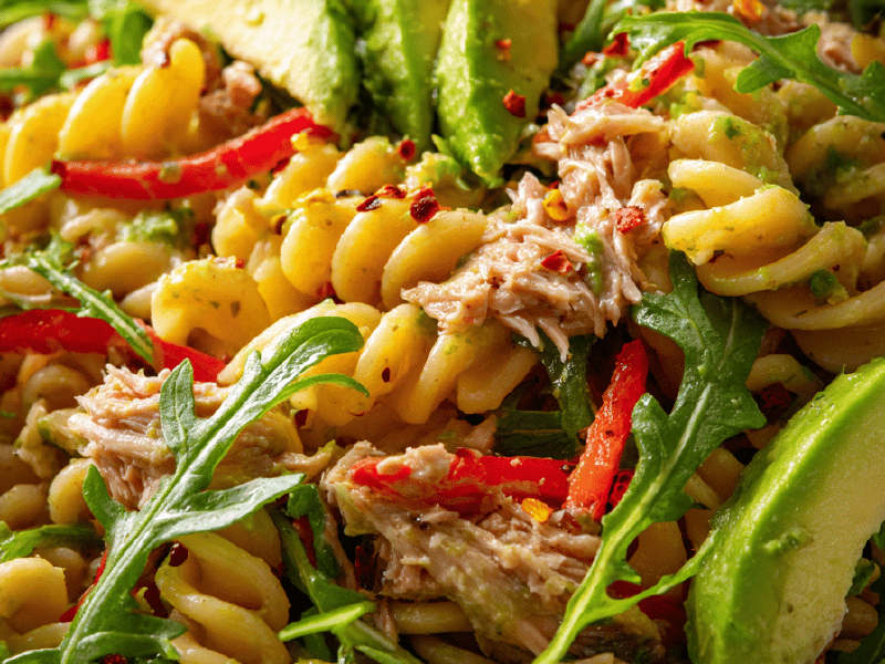 Salada de rotini com atum e abacate