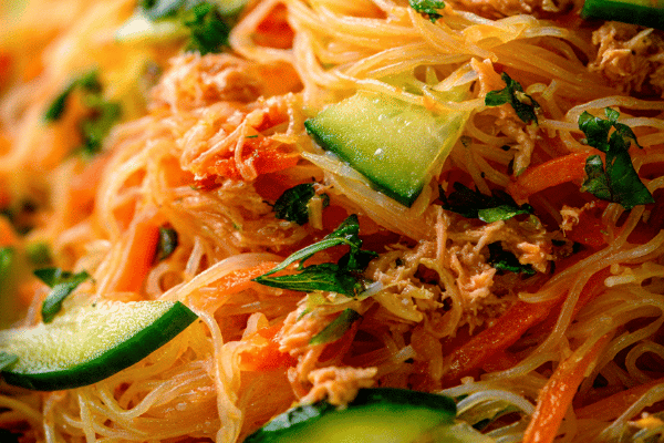 Salada de Vermicelli com Atum Picante