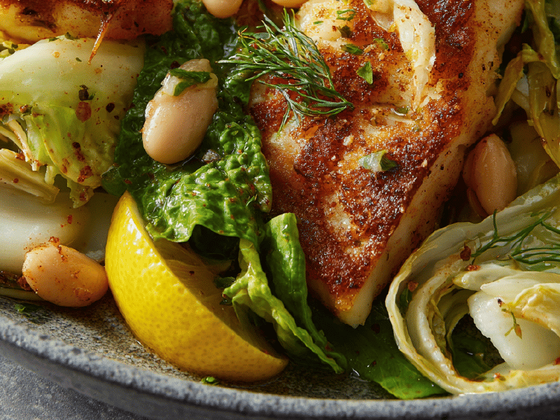 Salada morna de peixe e feijão