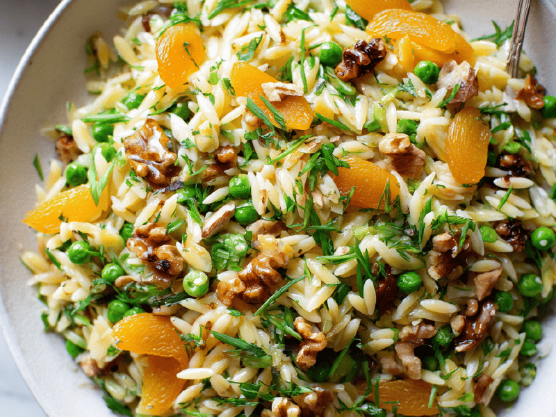 Salada de orzo com ervilha e damasco