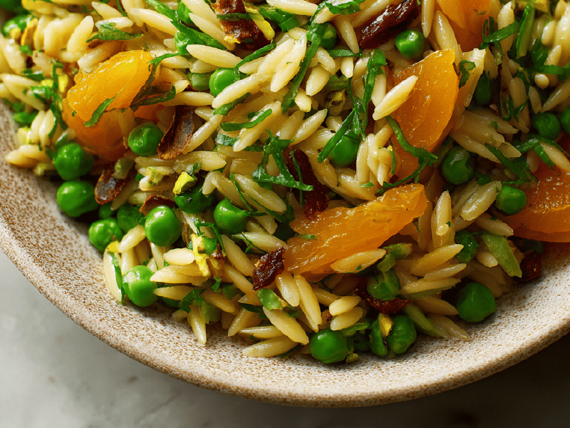 Salada de orzo com ervilha e damasco