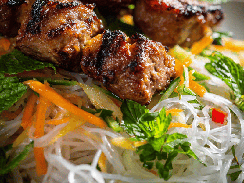 Salada Picante com Espeto de Porco