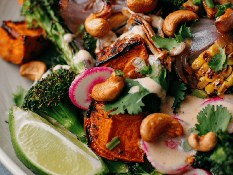 Salada rústica com batata-doce e brócolis