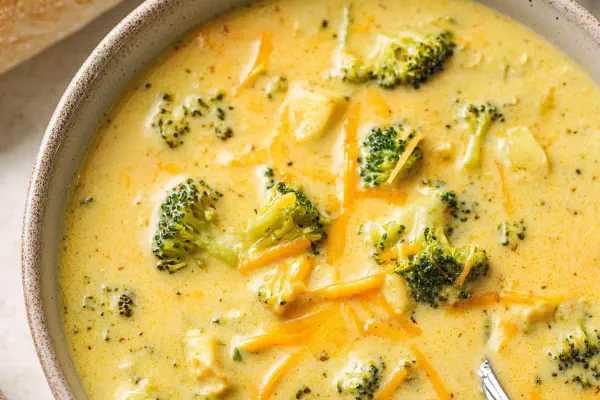 Sopa Cremosa de Brócolis e Cheddar