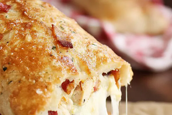 Stromboli de Frango e Bacon