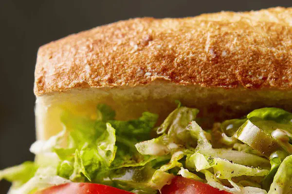 Sub duplo com salames e pimenta