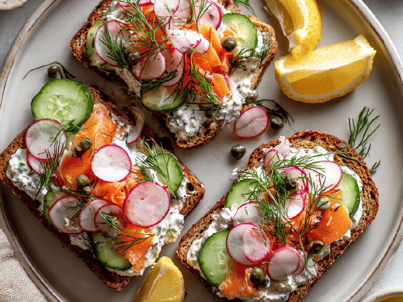 Tartines Dinamarquesas de Salmão e Erva-doce