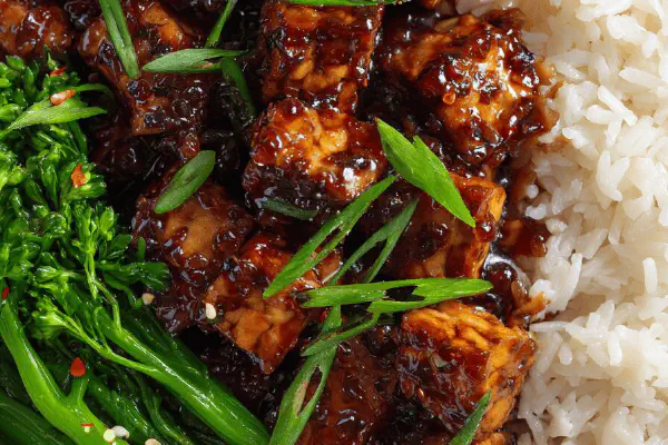 Millefeuille de tofu com orzo tostado