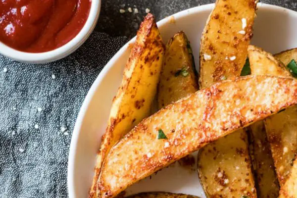 Wedges de batata com sriracha caseira